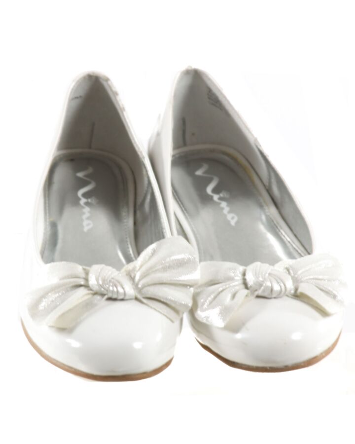 NINA WHITE DRESS SHOES *THIS ITEM IS GENTLY USED WITH MINOR SIGNS OF WEAR (MINOR SCUFFING) *EUC SIZE CHILD 4