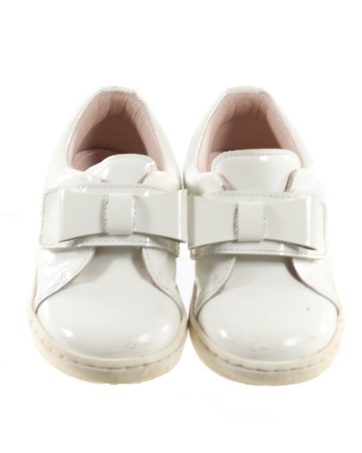 JACADI WHITE DRESS SHOES *THIS ITEM IS GENTLY USED WITH MINOR SIGNS OF WEAR (FAINT STAINS) *EU SIZE 21 *VGU SIZE TODDLER 5