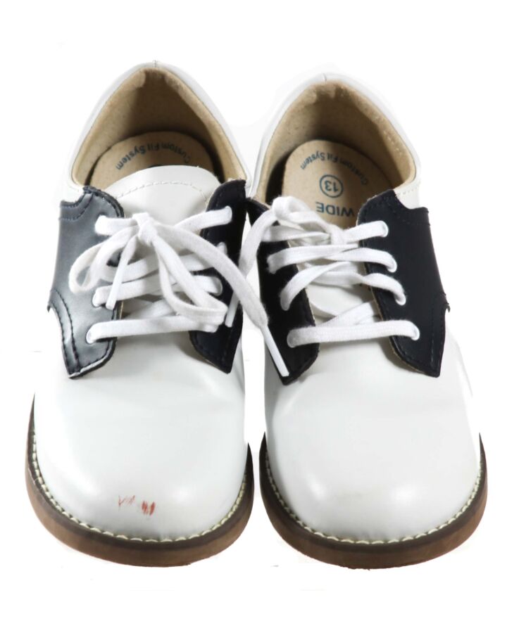FOOTMATES WHITE SHOES *THIS ITEM IS GENTLY USED WITH MINOR SIGNS OF WEAR (MINOR SCUFFING) *VGU SIZE TODDLER 13