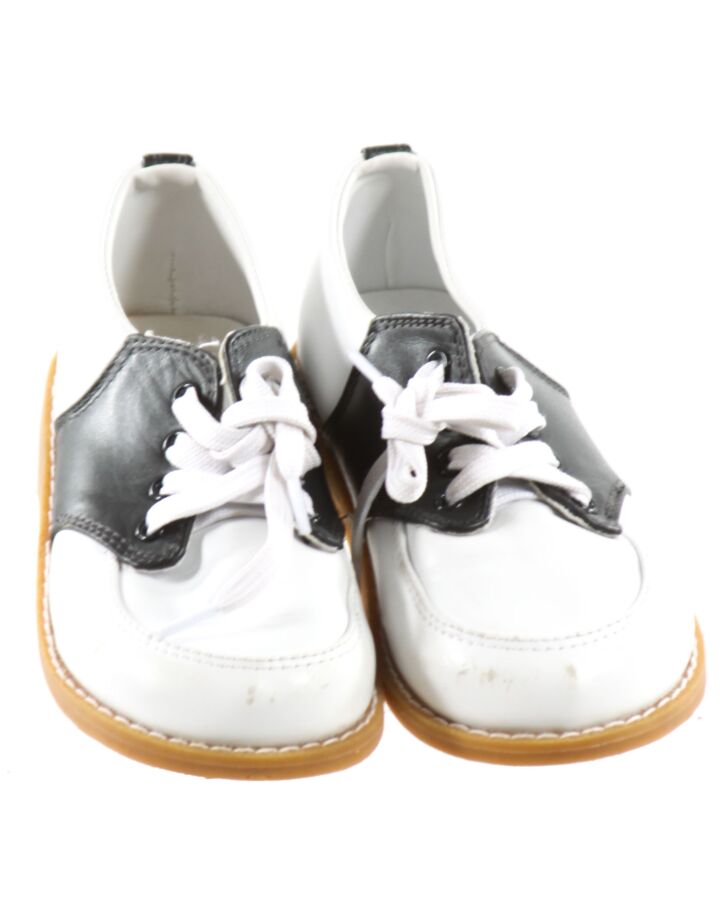 TRIMFOOT CO. WHITE DRESS SHOES *THIS ITEM IS GENTLY USED WITH MINOR SIGNS OF WEAR (MINOR STAINS AND SCUFFING) *GUC SIZE TODDLER 10