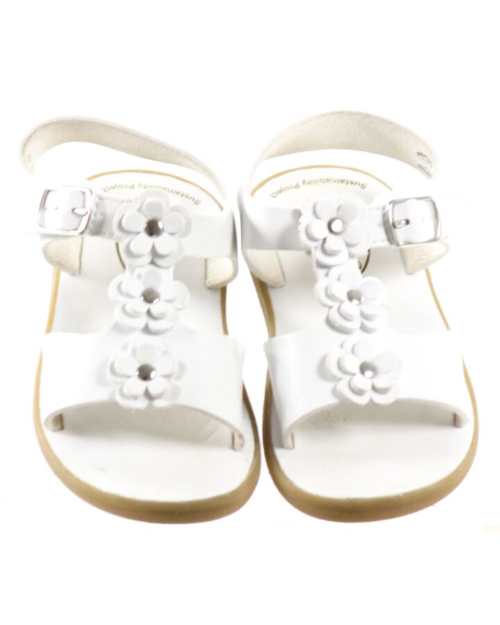 FOOTMATES WHITE SANDALS *THIS ITEM IS GENTLY USED WITH MINOR SIGNS OF WEAR (LIGHT WEAR - FAINT STAINS) *EUC SIZE TODDLER 8