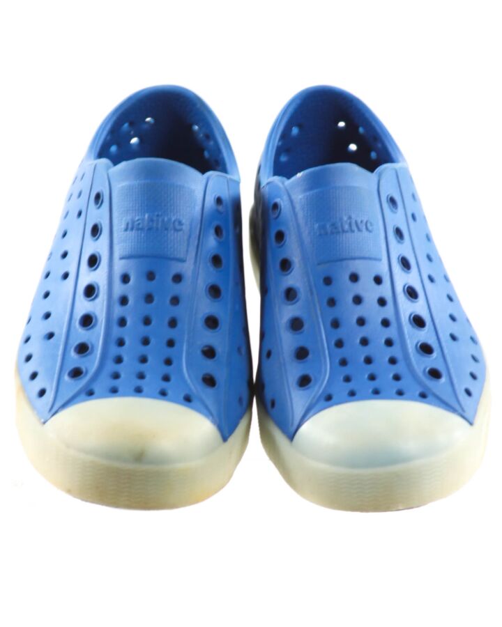 NATIVE BLUE SHOES *THIS ITEM IS GENTLY USED WITH MINOR SIGNS OF WEAR (MINOR DISCOLORATION) *GUC SIZE TODDLER 11