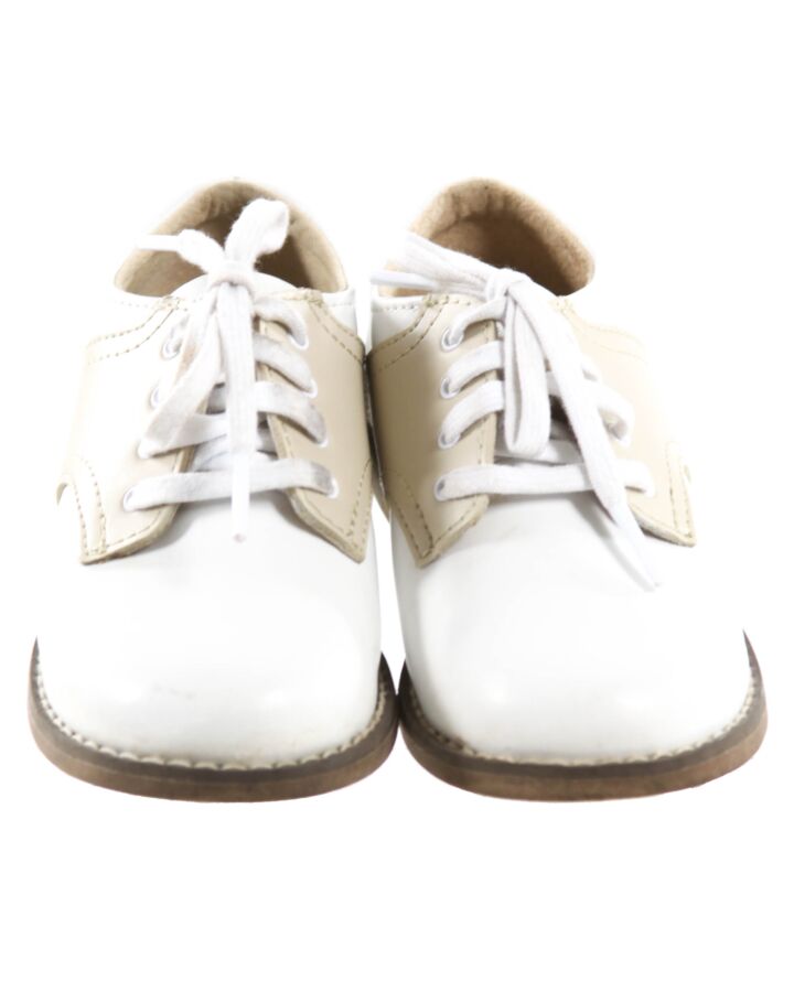 FOOTMATES WHITE SHOES *THIS ITEM IS GENTLY USED WITH MINOR SIGNS OF WEAR (FAINT STAINS) *EUC SIZE TODDLER 9