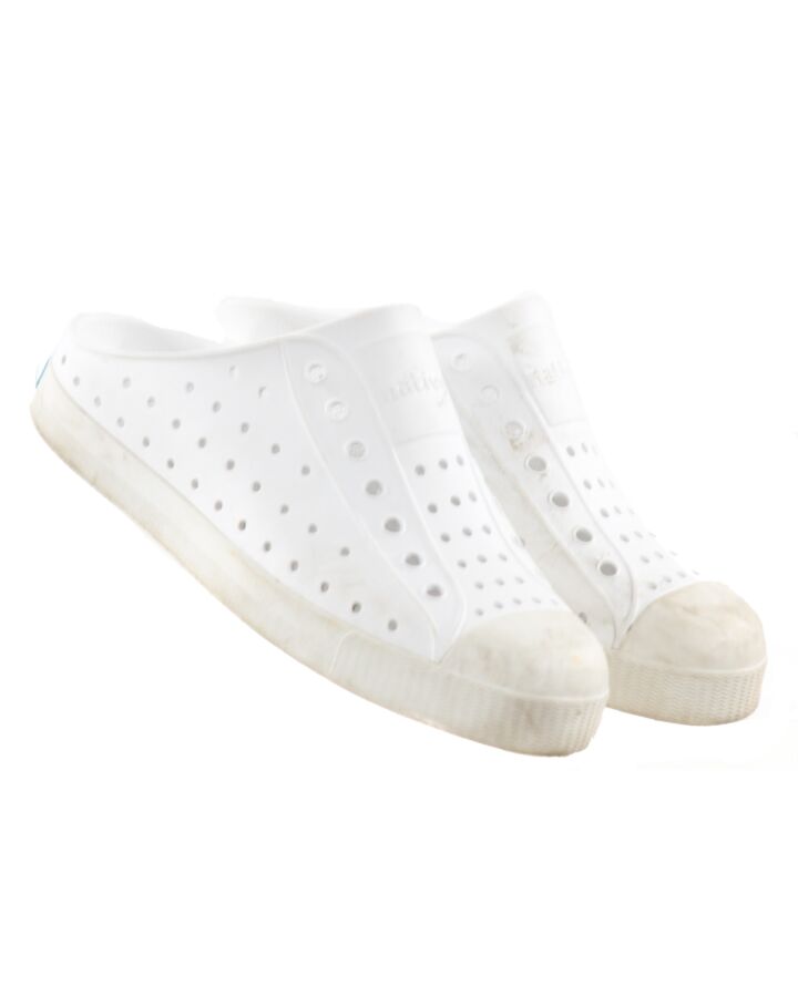 NATIVE WHITE SHOES *THIS ITEM IS GENTLY USED WITH MINOR SIGNS OF WEAR (STAINS) *VGU SIZE CHILD 4