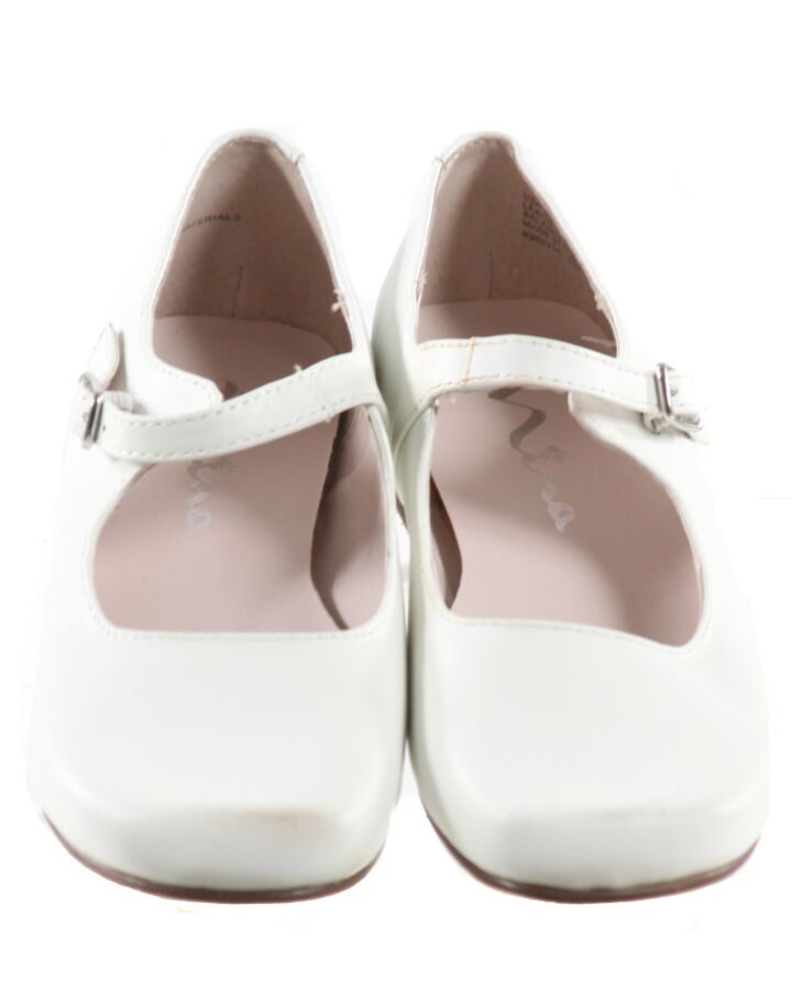 NINA WHITE DRESS SHOES *THIS ITEM IS GENTLY USED WITH MINOR SIGNS OF WEAR (MINOR SCUFFING ON TOES) *EUC SIZE CHILD 3