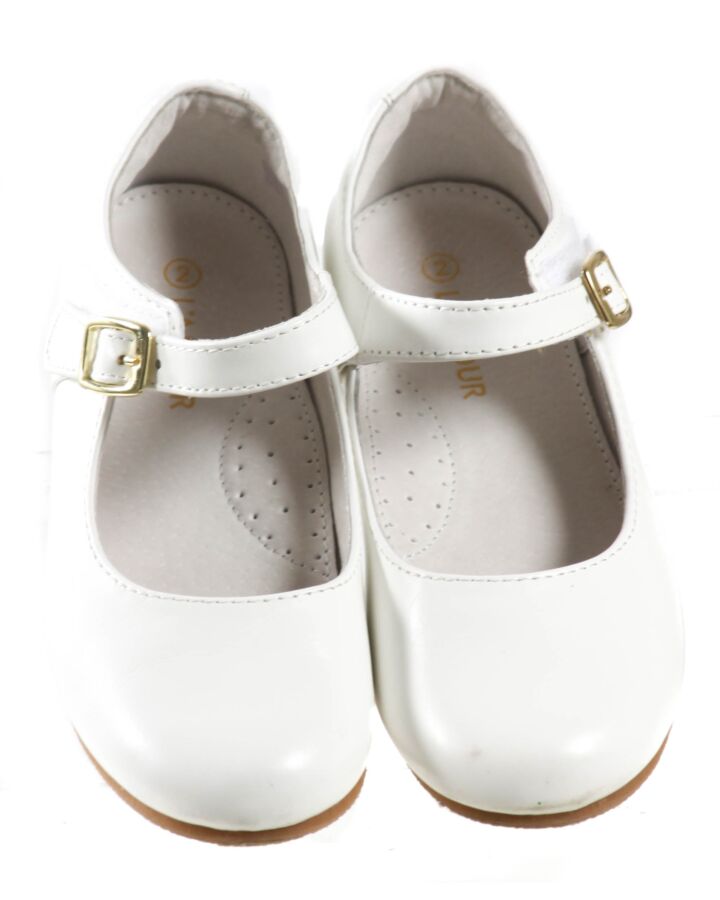 L'AMOUR WHITE MARY JANES *THIS ITEM IS GENTLY USED WITH MINOR SIGNS OF WEAR (FAINT STAINS) *VGU SIZE CHILD 2
