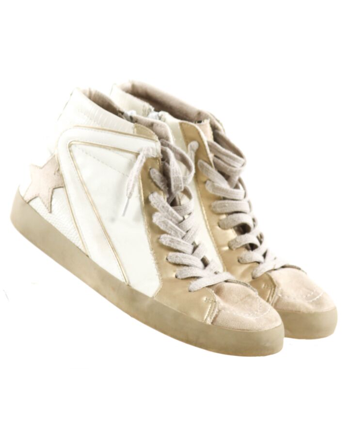SHU SHOP WHITE SHOES *THIS ITEM IS GENTLY USED WITH MINOR SIGNS OF WEAR (MINOR WEAR) *VGU SIZE CHILD 5