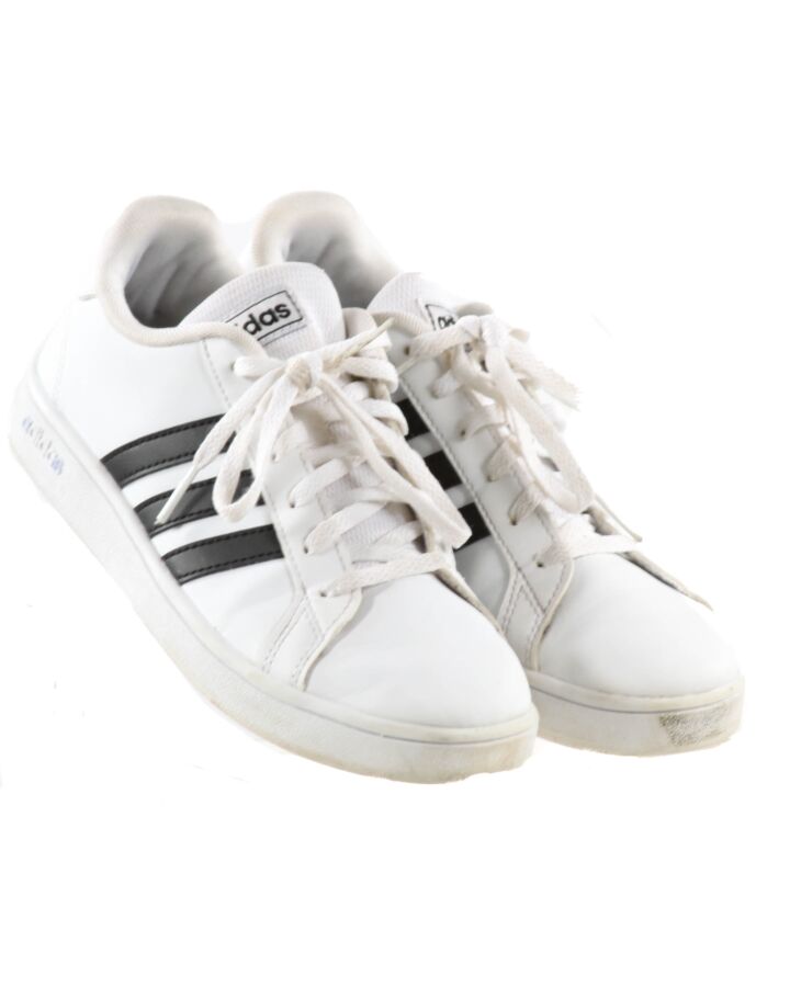 ADIDAS WHITE SNEAKERS *THIS ITEM IS GENTLY USED WITH MINOR SIGNS OF WEAR (MINOR STAINS) *VGU SIZE CHILD 3