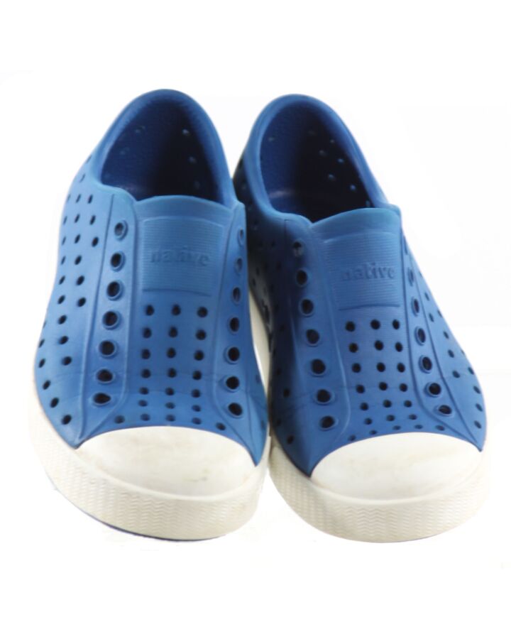 NATIVE BLUE SHOES *THIS ITEM IS GENTLY USED WITH MINOR SIGNS OF WEAR (MINOR STAINS) *VGU SIZE TODDLER 10