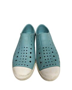NATIVE BLUE SHOES *THIS ITEM IS GENTLY USED WITH MINOR SIGNS OF WEAR (FAINT STAINING) *VGU SIZE CHILD 3