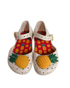MINI MELISSA WHITE MARY JANES *THIS ITEM IS GENTLY USED WITH MINOR SIGNS OF WEAR (MINOR STAINING COULD POSSIBLY BE WASHED OFF) *EUC SIZE TODDLER 7