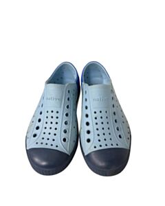 NATIVE BLUE SHOES *THIS ITEM IS GENTLY USED WITH MINOR SIGNS OF WEAR (FAINT STAIN) *VGU SIZE TODDLER 11