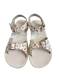 SUN SANS/ SALTWATER SANDALS WHITE SANDALS *THIS ITEM IS GENTLY USED WITH MINOR SIGNS OF WEAR (FAINT STAIN COULD POSSIBLY BE WASHED OUT) *EUC SIZE TODDLER 11