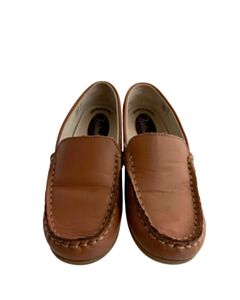 FOOTMATES BROWN LOAFERS *THIS ITEM IS GENTLY USED WITH MINOR SIGNS OF WEAR (MINOR CREASING) *EUC SIZE TODDLER 13