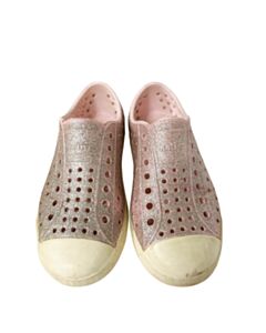 NATIVE PINK SHOES *THIS ITEM IS GENTLY USED WITH MINOR SIGNS OF WEAR (FAINT STAIN) GOOD PLAY WEAR *GUC SIZE TODDLER 11