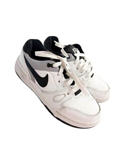 NIKE WHITE SNEAKERS *THIS ITEM IS GENTLY USED WITH MINOR SIGNS OF WEAR (FAINT STAINING) *EUC SIZE CHILD 1