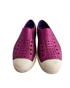 NATIVE PURPLE SHOES *THIS ITEM IS GENTLY USED WITH MINOR SIGNS OF WEAR (MINOR STAINS) *VGU SIZE CHILD 5
