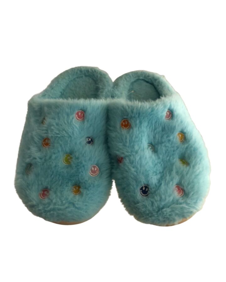 ICECREAM BLUE SLIPPERS *SIZE MEDIUM RUNS LIKE A SIZE 4 *THIS ITEM IS GENTLY USED WITH MINOR SIGNS OF WEAR (FAINT STAIN COULD POSSIBLY BE WASHED OUT) *VGU SIZE TODDLER 4