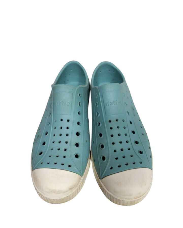 NATIVE BLUE SHOES *THIS ITEM IS GENTLY USED WITH MINOR SIGNS OF WEAR (FAINT STAINING) *VGU SIZE CHILD 3