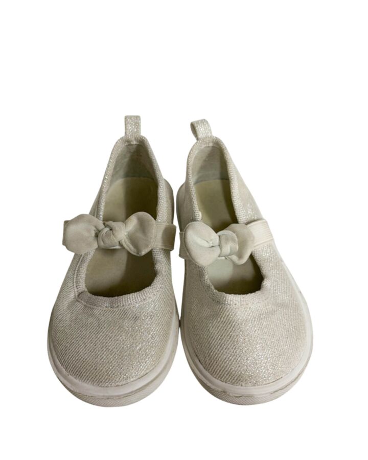 TRIMFOOT CO. SILVER MARY JANES *THIS ITEM IS GENTLY USED WITH MINOR SIGNS OF WEAR (MINOR STAINING COULD POSSIBLY BE WASHED OUT AND MINOR SCUFFING) *GUC SIZE TODDLER 5