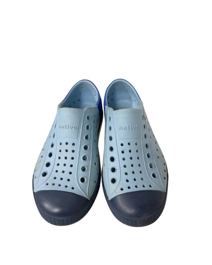 NATIVE BLUE SHOES *THIS ITEM IS GENTLY USED WITH MINOR SIGNS OF WEAR (FAINT STAIN) *VGU SIZE TODDLER 11