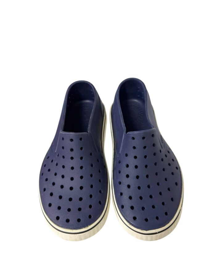 NATIVE BLUE SHOES *THIS ITEM IS GENTLY USED WITH MINOR SIGNS OF WEAR (FAINT STAIN) *VGU SIZE TODDLER 12