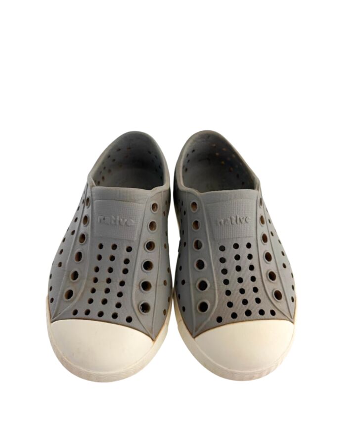 NATIVE GRAY SHOES *THIS ITEM IS GENTLY USED WITH MINOR SIGNS OF WEAR (GOOD PLAY WEAR) *VGU SIZE TODDLER 6