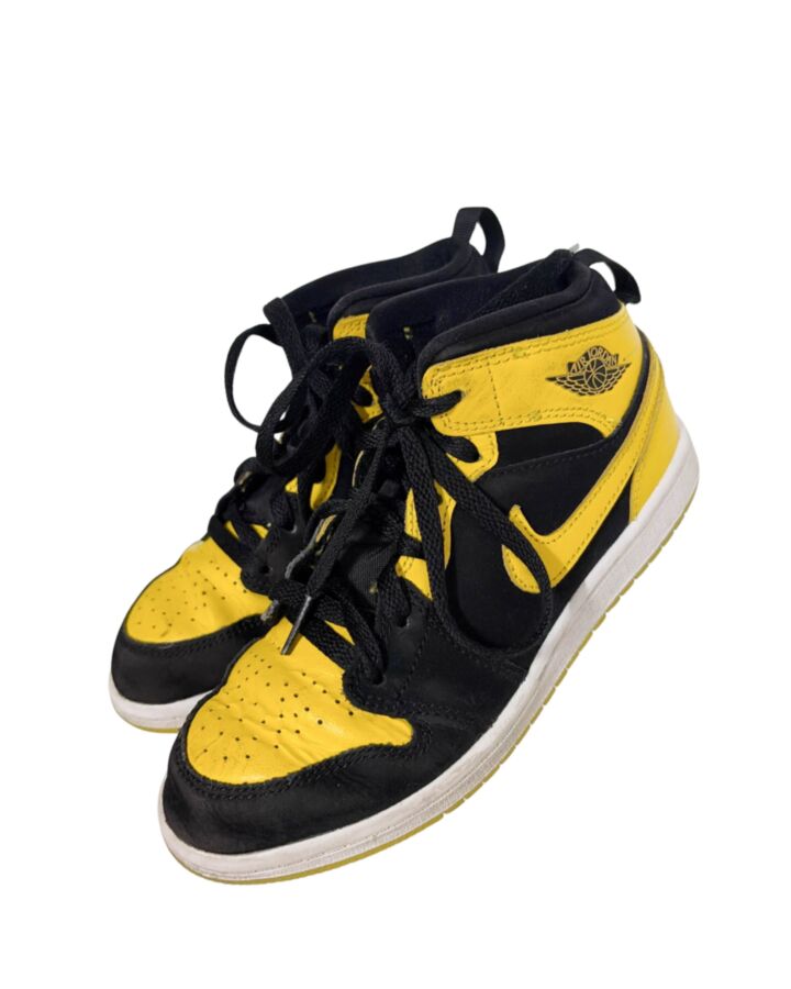 NIKE YELLOW SNEAKERS *THIS ITEM IS GENTLY USED WITH MINOR SIGNS OF WEAR (FAINT STAIN AND MINOR CREASING) *EUC SIZE CHILD 2