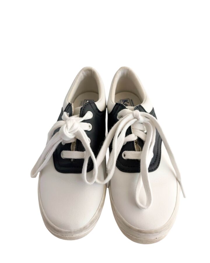 KEDS WHITE SHOES *THIS ITEM IS GENTLY USED WITH MINOR SIGNS OF WEAR (MINOR STAIN AND SCUFFING) *EUC SIZE CHILD 1
