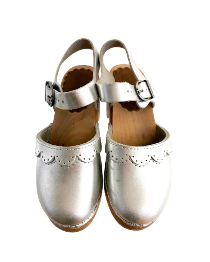 NO TAG SILVER SHOES *SIZE EU 30 FITS LIKE A SIZE 12 *THIS ITEM IS GENTLY USED WITH MINOR SIGNS OF WEAR (MINOR SCUFFING) *EUC SIZE TODDLER 12