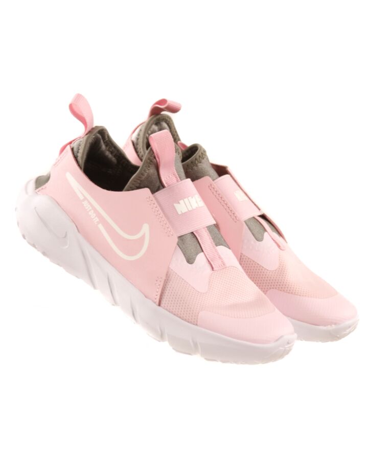 NIKE PINK SNEAKERS *NEW WITHOUT TAG *THIS ITEM IS NEW WITH TAGS BUT HAS MINOR FLAW (MINOR PICK). *NWT SIZE CHILD 2