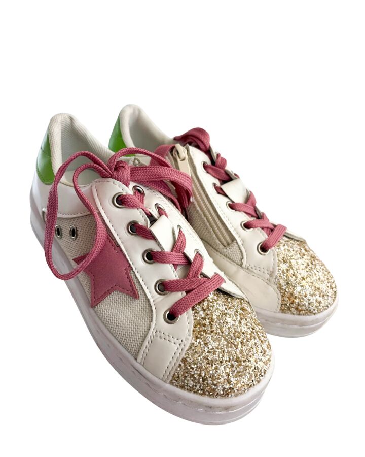 LOLA + THE BOYS WHITE SHOES *SIZE EU 32 RUNS LIKE A SIZE 1*THIS ITEM IS GENTLY USED WITH MINOR SIGNS OF WEAR (MINOR STAIN COULD POSSIBLY BE CLEANED) *EUC SIZE CHILD 1