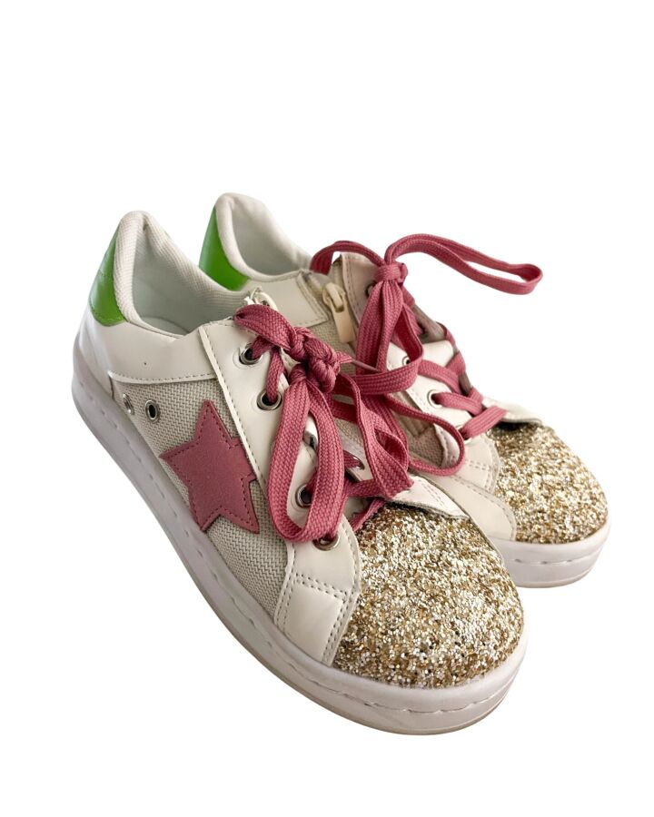 LOLA + THE BOYS WHITE SHOES *THIS ITEM IS GENTLY USED WITH MINOR SIGNS OF WEAR (MINOR STAIN COULD POSSIBLY BE CLEANED) *EUC SIZE CHILD 5