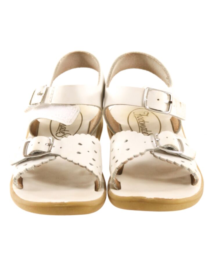 FOOTMATES WHITE SANDALS *THIS ITEM IS GENTLY USED WITH MINOR SIGNS OF WEAR (MINOR WEAR ON TOES AND FAINT STAINING GOOD PLAY SANDALS) *GUC SIZE TODDLER 11