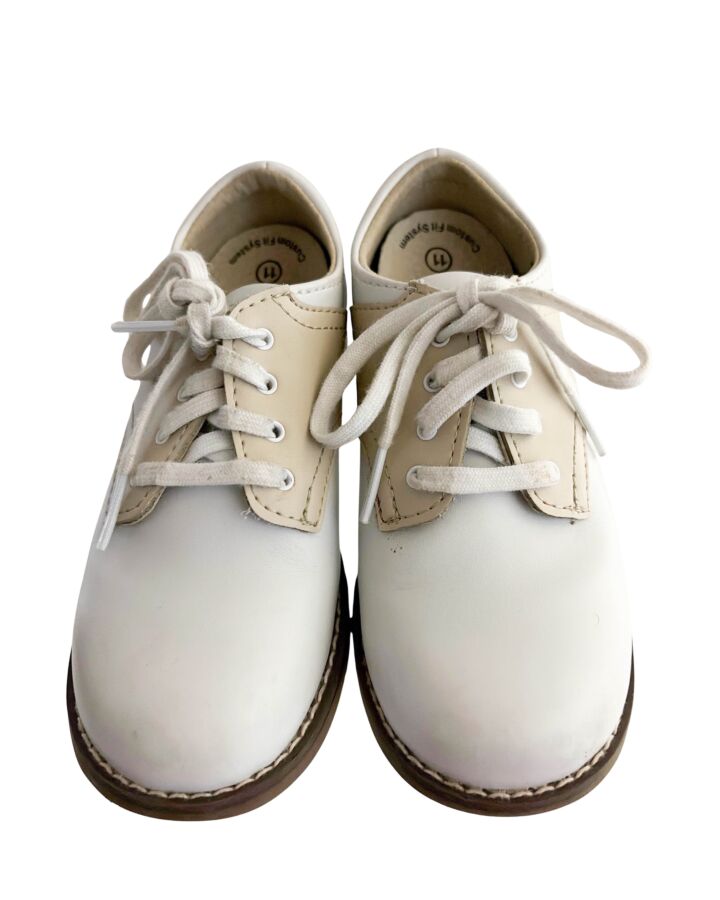 FOOTMATES WHITE SHOES *THIS ITEM IS GENTLY USED WITH MINOR SIGNS OF WEAR (MINOR SCUFFING AND STAINING) *VGU SIZE TODDLER 11