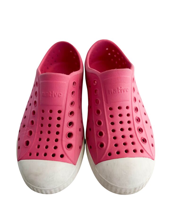 NATIVE PINK SHOES *THIS ITEM IS GENTLY USED WITH MINOR SIGNS OF WEAR (MINOR SCUFFING AND STAINING COULD POSSIBLY BE WASHED OFF) *VGU SIZE TODDLER 10