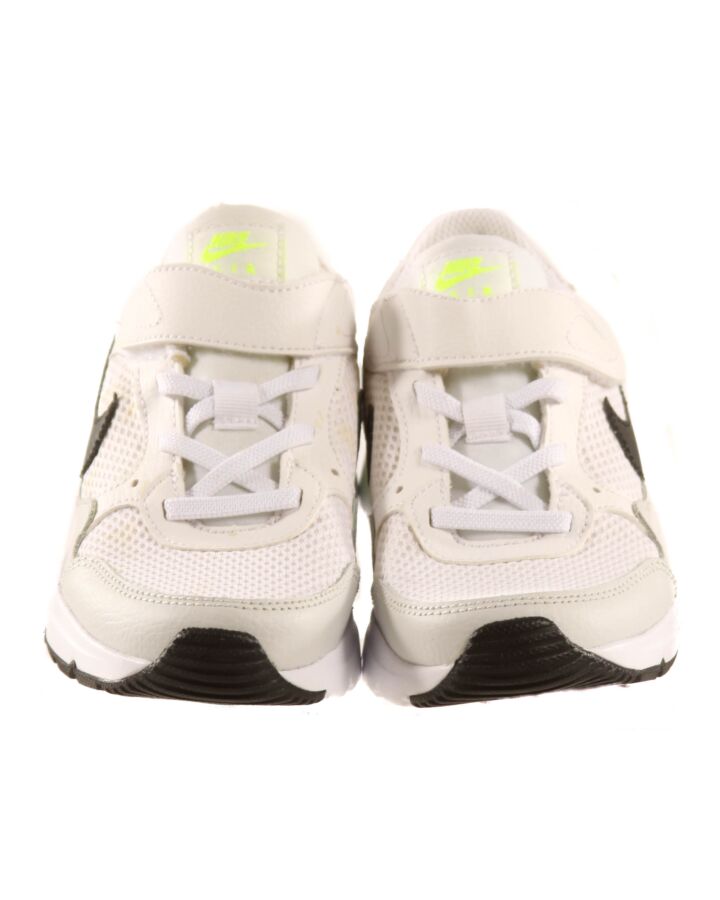 NIKE WHITE SNEAKERS *THIS ITEM IS GENTLY USED WITH MINOR SIGNS OF WEAR (MINOR STAINING) *VGU SIZE CHILD 1