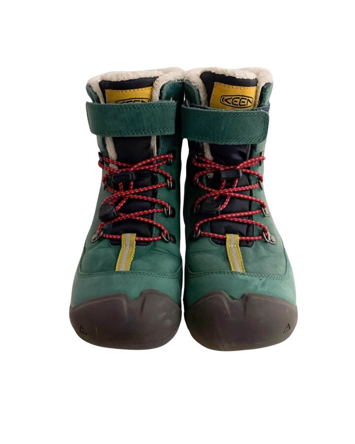 KEEN GREEN BOOTS *THIS ITEM IS GENTLY USED WITH MINOR SIGNS OF WEAR (STAINS) *GUC SIZE CHILD 2