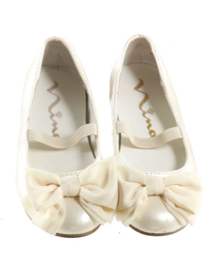 NINA WHITE MARY JANES *THIS ITEM IS GENTLY USED WITH MINOR SIGNS OF WEAR (MINOR SCUFF) *VGU SIZE TODDLER 8.5