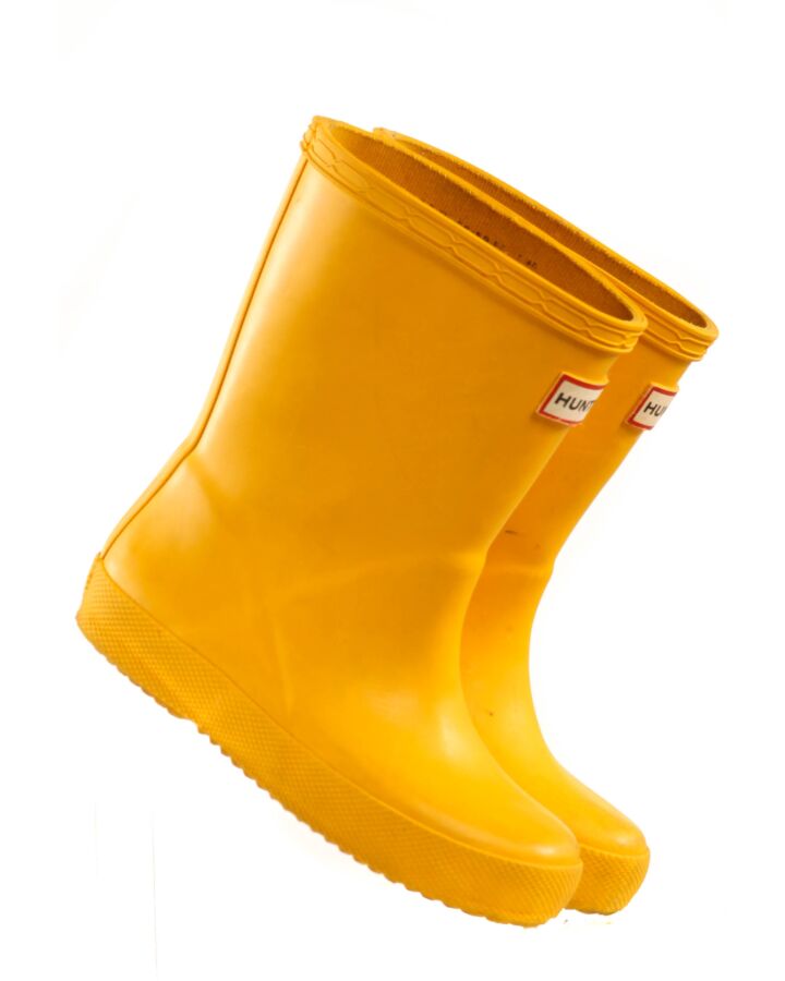 HUNTER YELLOW BOOTS GOOD PLAY WEAR RAIN BOOTS*THIS ITEM IS GENTLY USED WITH MINOR SIGNS OF WEAR (MINOR STAINING AND SCUFFING) *VGU SIZE TODDLER 9