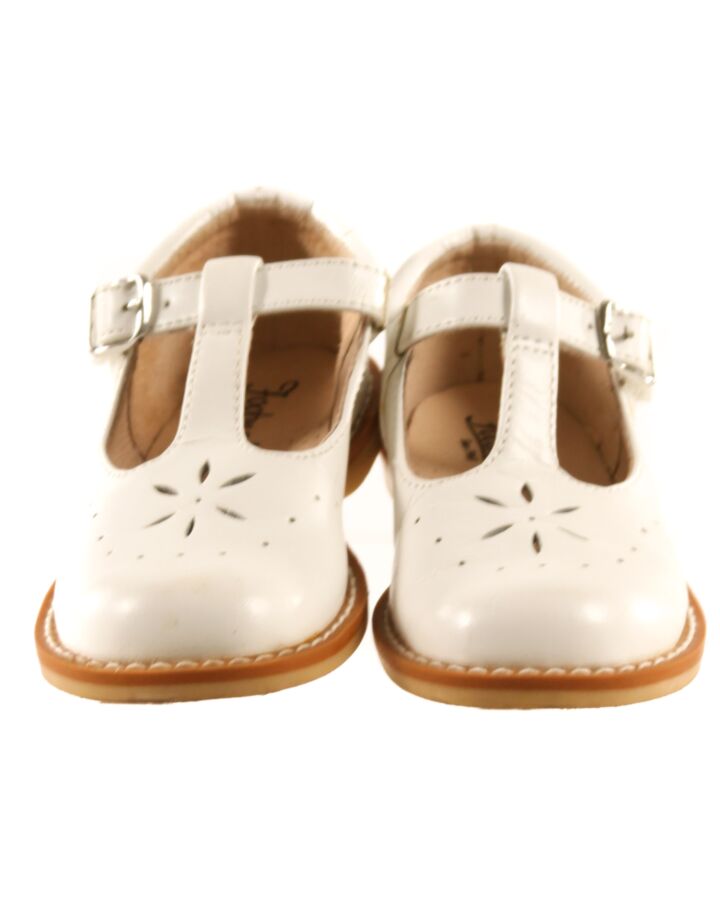 FOOTMATES WHITE MARY JANES *THIS ITEM IS GENTLY USED WITH MINOR SIGNS OF WEAR (MINOR CREASING) *GUC SIZE TODDLER 8.5