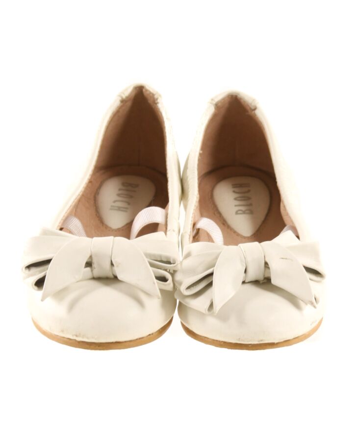 BABY BLOCH WHITE FLATS *THIS ITEM IS GENTLY USED WITH MINOR SIGNS OF WEAR (MINOR STAINS, CREASING) *GUC SIZE TODDLER 6