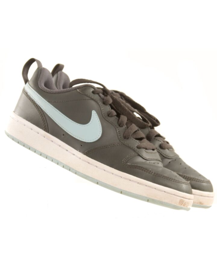 NIKE GRAY SNEAKERS *THIS ITEM IS GENTLY USED WITH MINOR SIGNS OF WEAR (FAINT STAINS, MINOR CREASING) *VGU SIZE CHILD 4