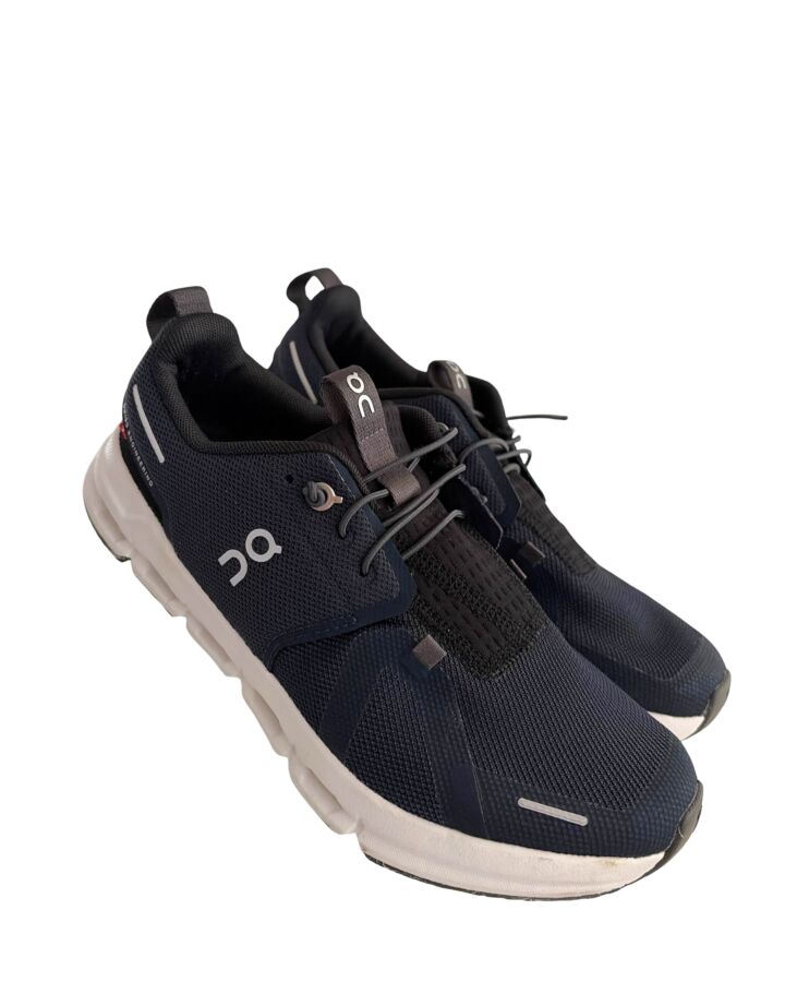 ON. BLUE SNEAKERS *SIZE 5.5 *EUC SIZE CHILD 5