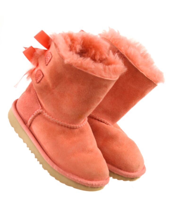 UGG PINK BOOTS *THIS ITEM IS GENTLY USED WITH MINOR SIGNS OF WEAR (MINOR WEAR AND FAINT STAINING) *GUC SIZE TODDLER 9