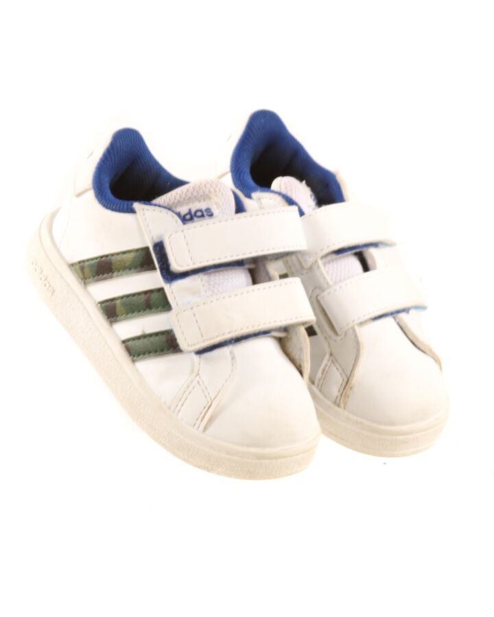 ADIDAS WHITE SHOES *THIS ITEM IS GENTLY USED WITH MINOR SIGNS OF WEAR (MINOR STAINS AND STUFFING COULD POSSIBLY BE WASHED OUT) *VGU SIZE TODDLER 5