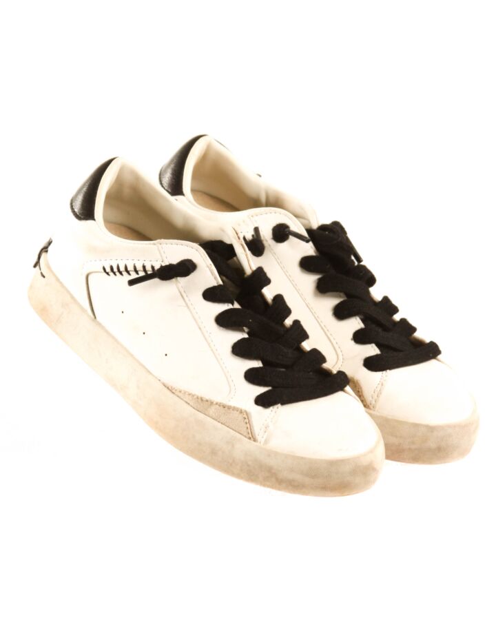 SHU SHOP WHITE SHOES HOT PINK ON THE OUTSIDE (INSIDE) SHOE *THIS ITEM IS GENTLY USED WITH MINOR SIGNS OF WEAR (MINOR SCUFFING AND STAINING COULD POSSIBLY BE WASHED) *VGU SIZE CHILD 2