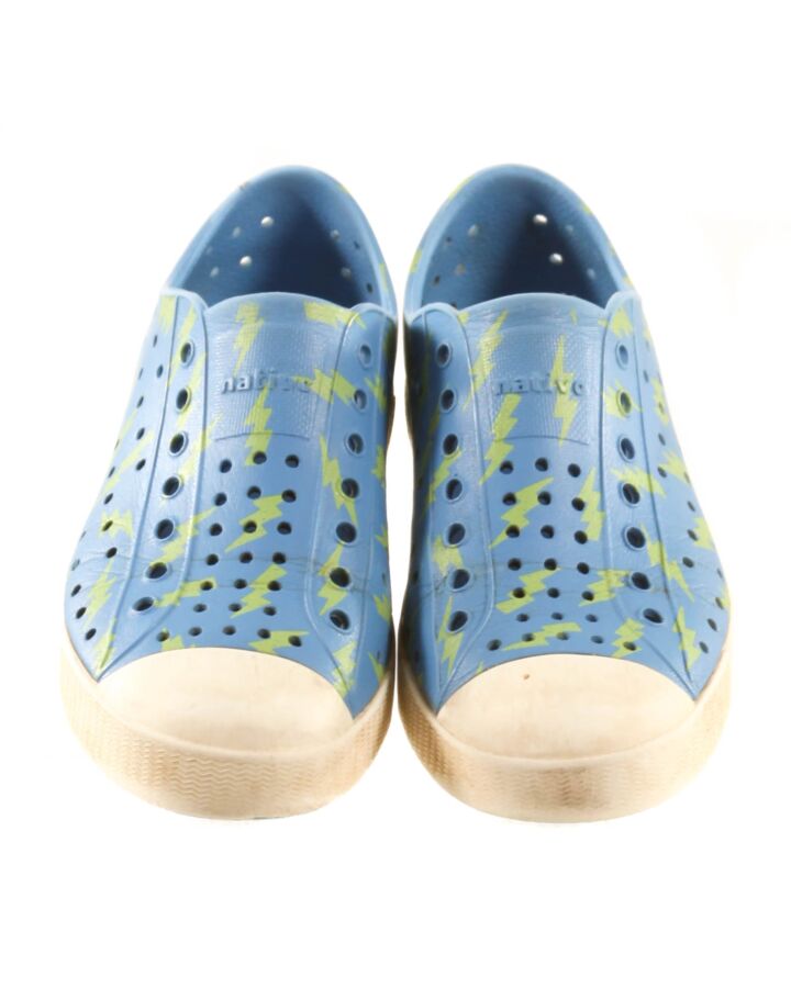 NATIVE BLUE SHOES *THIS ITEM IS GENTLY USED WITH MINOR SIGNS OF WEAR (MINOR STAINING AND CREASING) *GUC SIZE CHILD 1