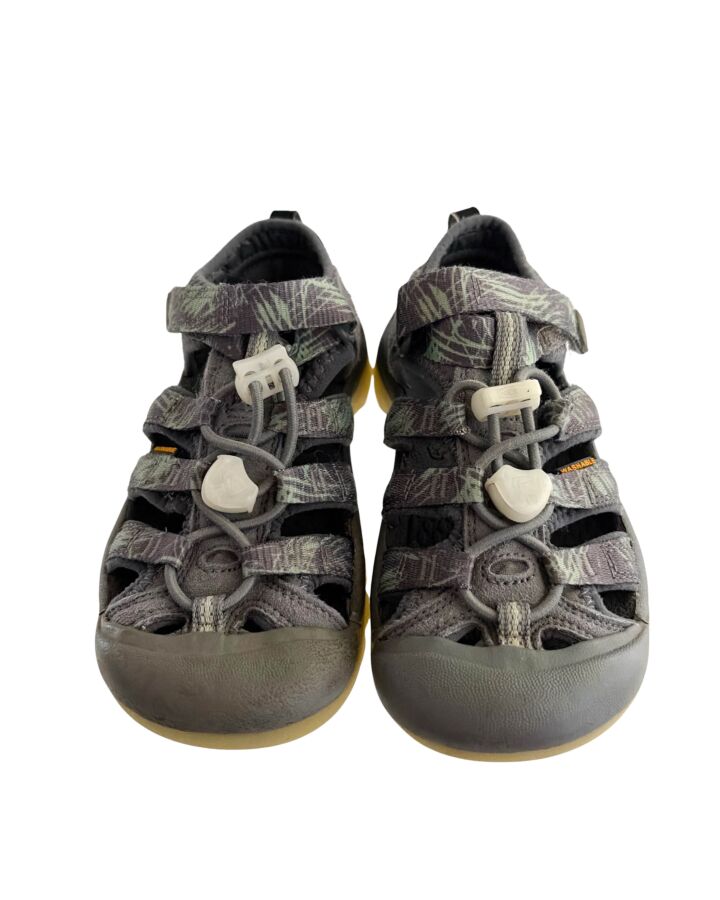 KEEN GRAY SHOES *NO SIZE TAG RUNS LIKE A 12 *THIS ITEM IS GENTLY USED WITH MINOR SIGNS OF WEAR (MINOR STAINING) *GUC SIZE TODDLER 12