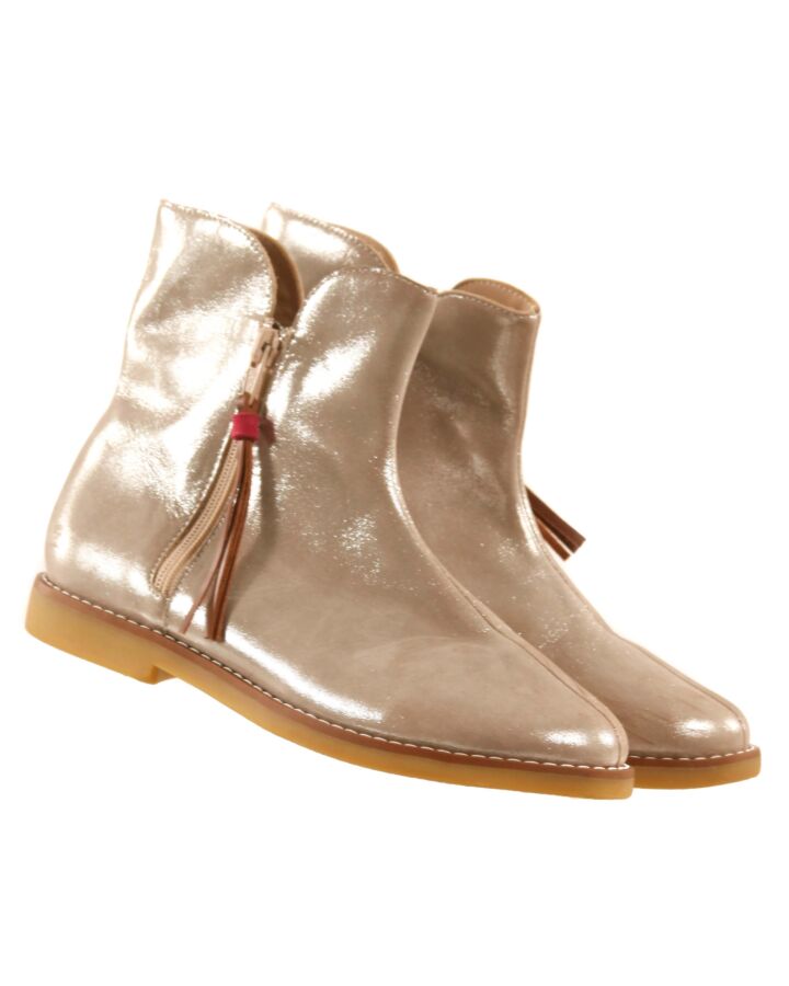 ELEPHANTITO GOLD BOOTS *THIS ITEM IS GENTLY USED WITH MINOR SIGNS OF WEAR (MINOR SCUFFING) *GUC SIZE CHILD 3